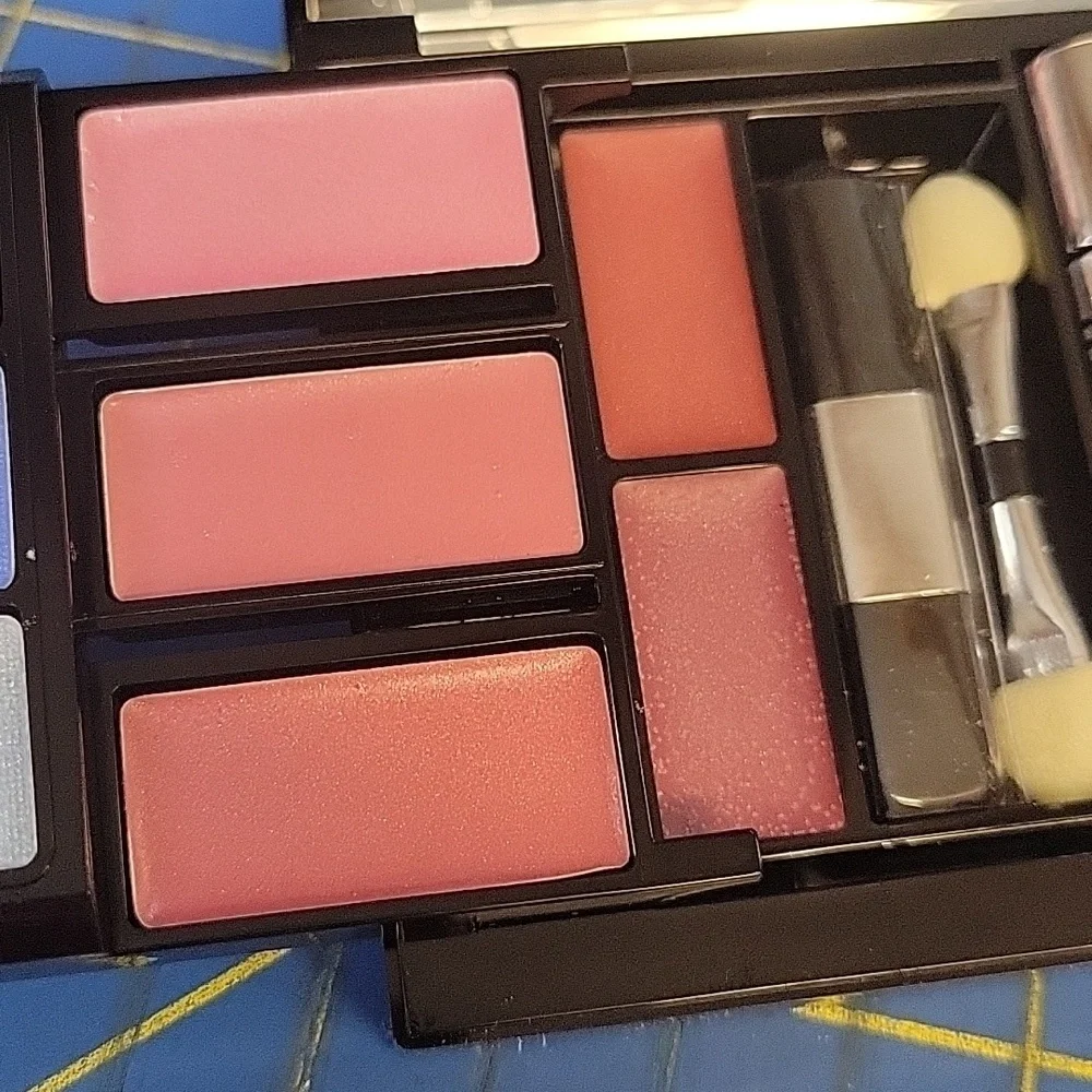 Malibu Glitz Multi-Color Makeup Palette Case New In Box